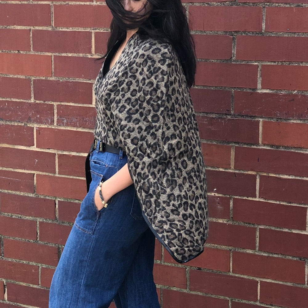 ✨LAST ONE ✨Chic Leopard jacket/cape - Picture 7 of 8